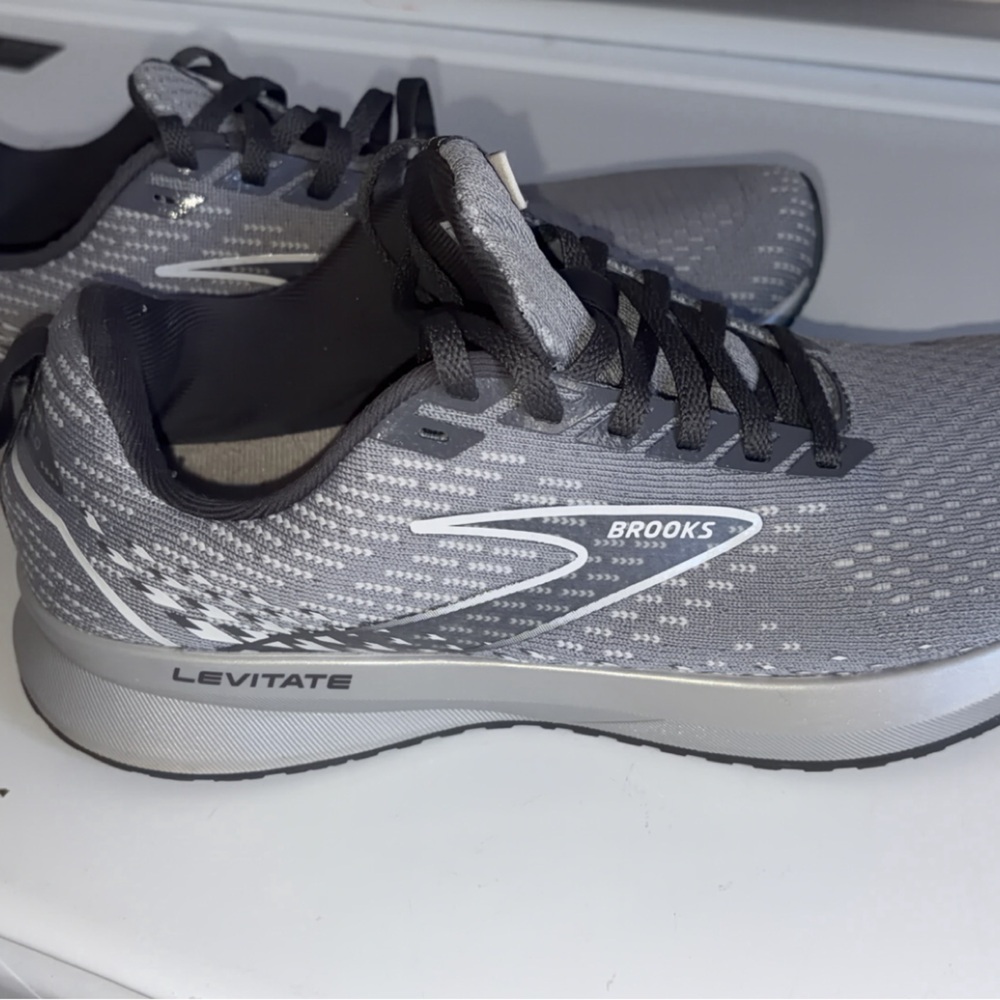 Brooks Levitate womens Athletic Shoes in Gray